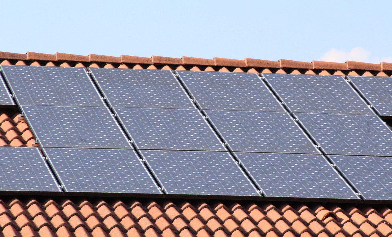 Solar roofing shingles